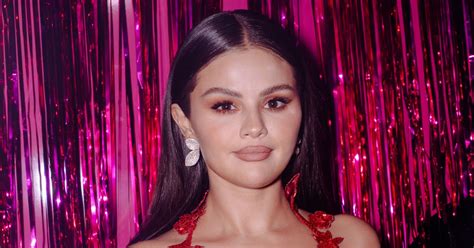 Selena Gomez Loves Going Braless! Photos of the Singer Not